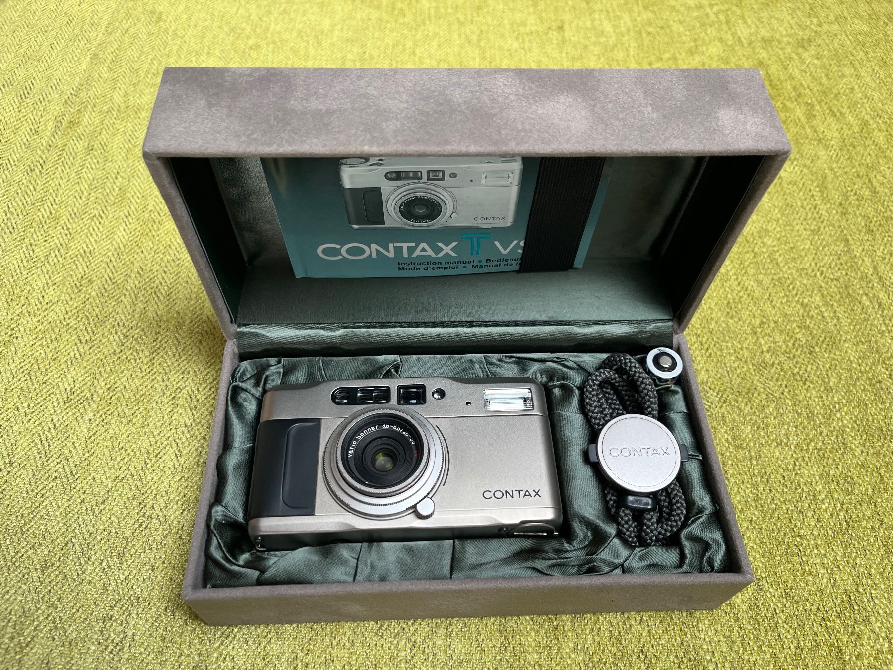 Contax Fotocamera: CONTAX - TVS  in Box inkl. UV-Filter und Flash-Adapter – Usato da Escholzmatt venduto da Grafix