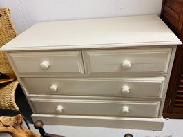 Joile commode blanc, cinq tiroirs