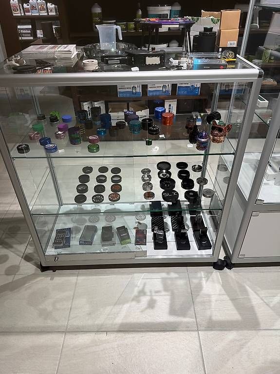Vetrine: Vitrines sur pieds – Nuovo e nell'imballaggio originale da Lieffrens venduto da Iclo55 1