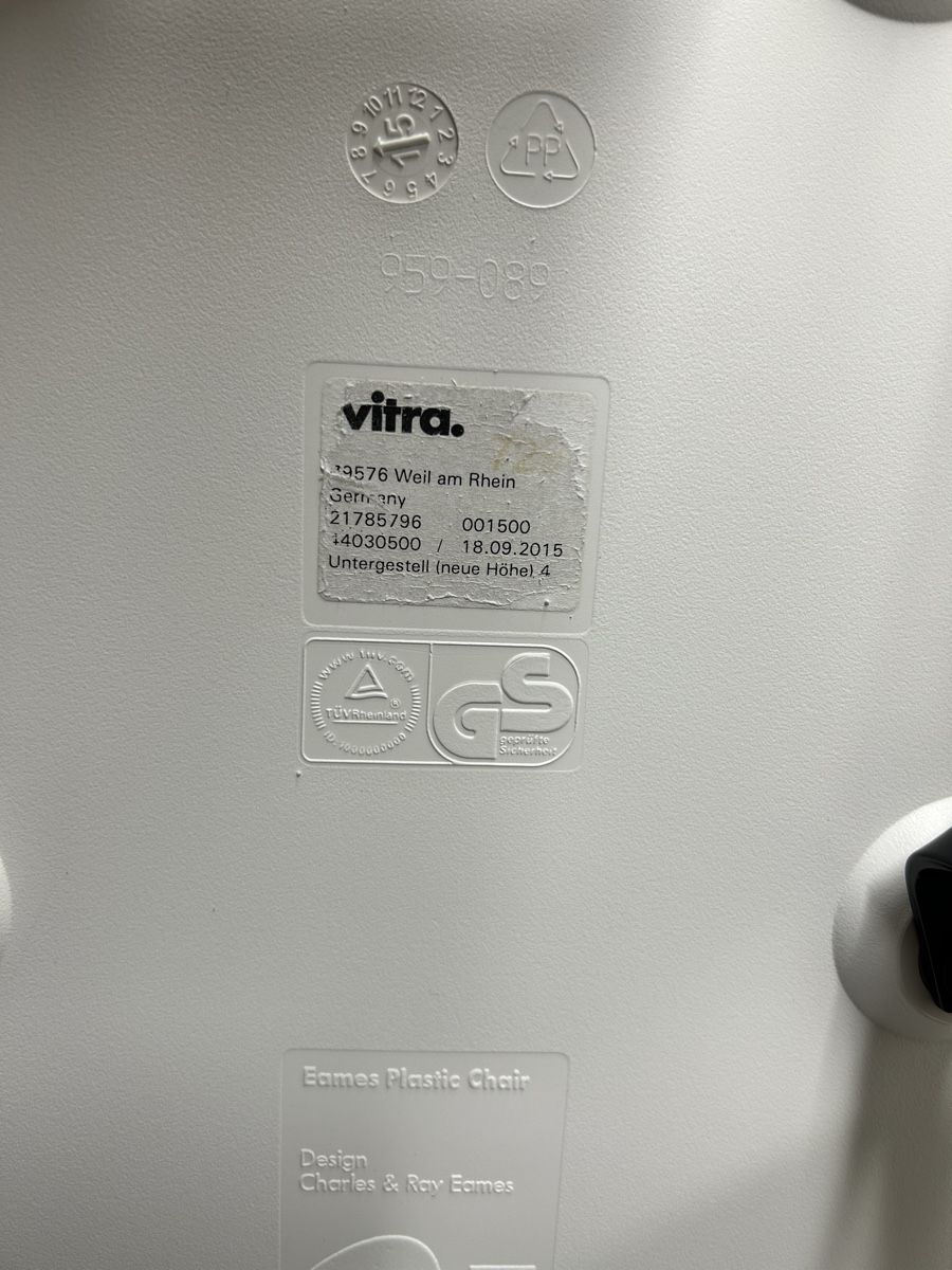 Vitra Stühle: 3x Originale Vitra Eames Plastic Chair – Gebraucht aus Lyss von zbi_6xbx 4