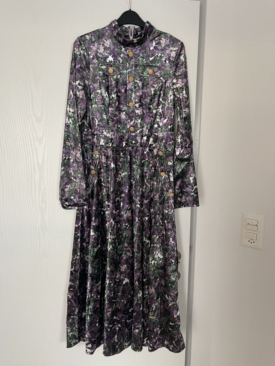 Shein Vestiti: Kleid mit Blumenmuster, Grösse 38, samtoptik! – Usato da Bremgarten AG venduto da arl_8nbf