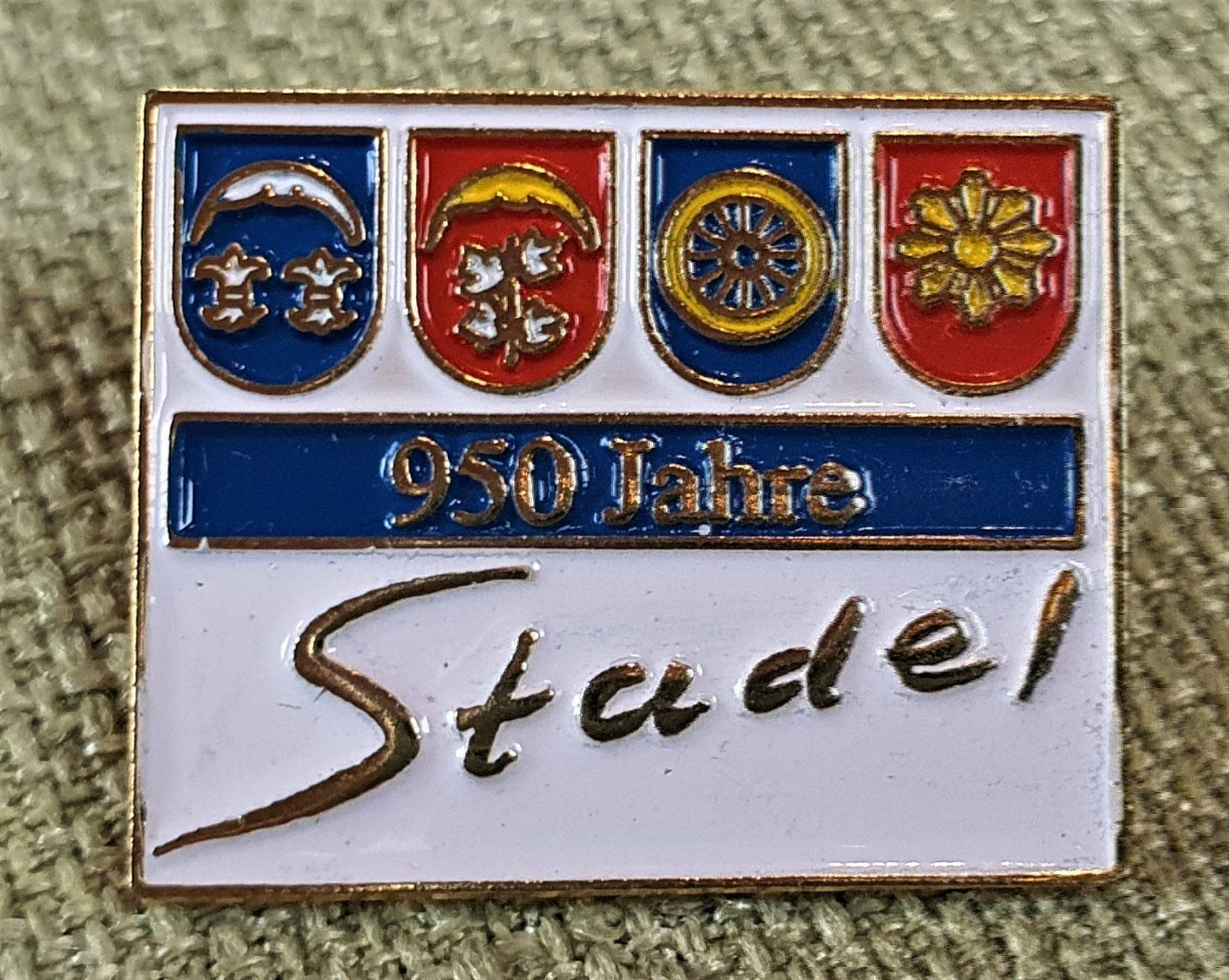 Placchette & Badge: D824 - Pin 950 Jahre Gemeinde Stadel – Usato da Reinach BL venduto da Boston-Verkauf