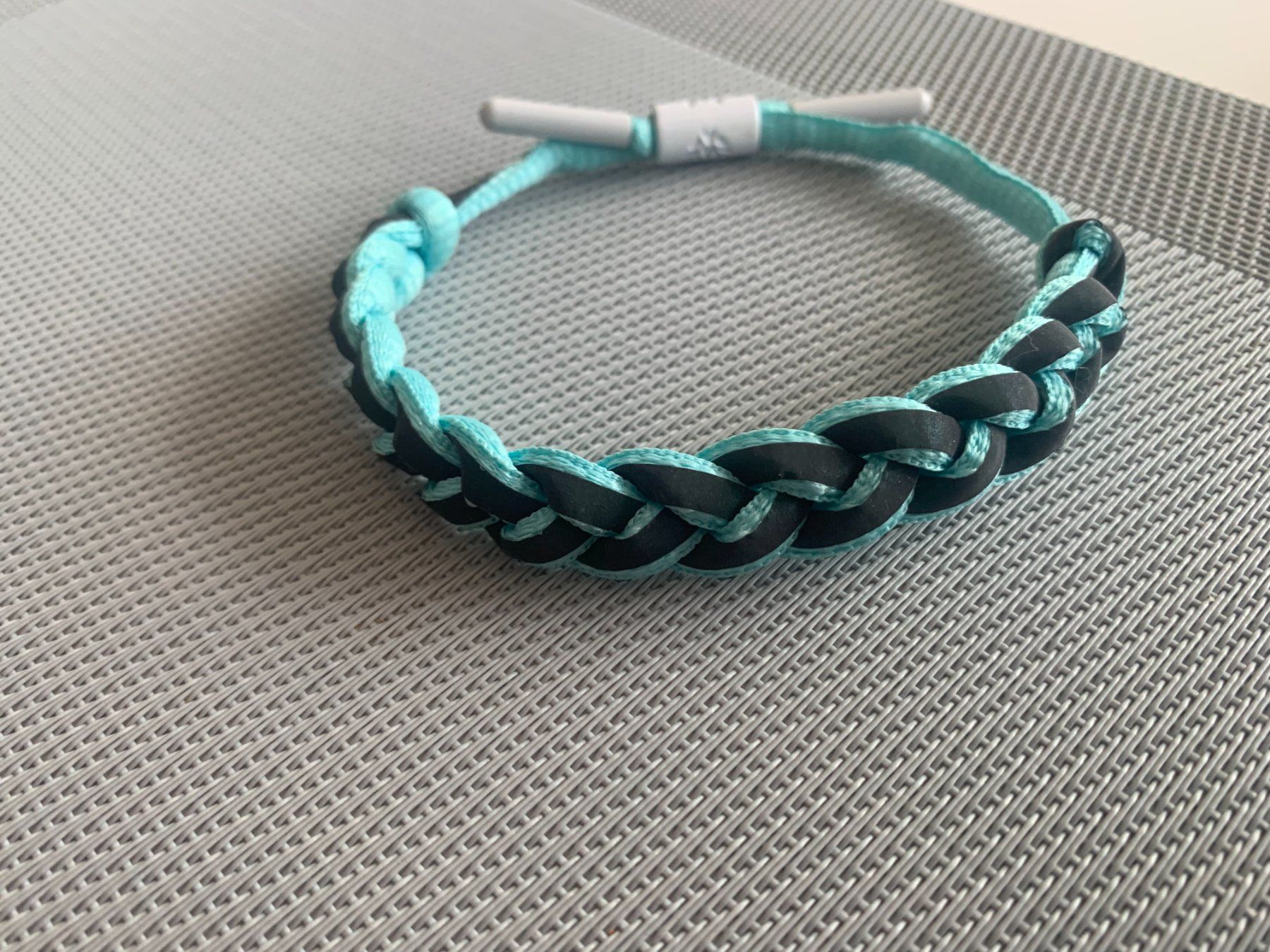 Bracciali & Braccialetti: Bracelets unisexe, un est en cuir – Usato da Puplinge venduto da GenevaEagle 2