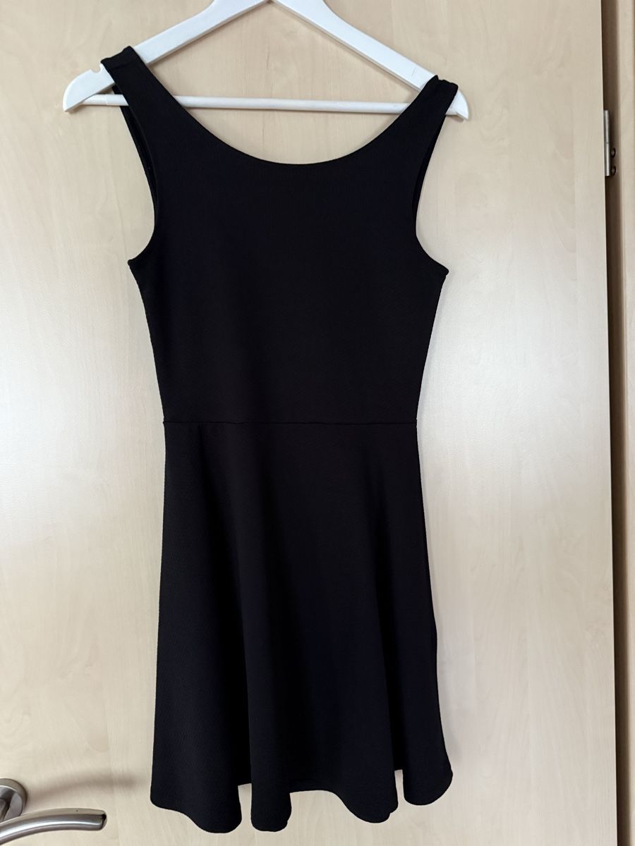 H&M Kleider: Sommerkleid Schwarz mit Cut-out H&M – Gebraucht aus Mümliswil von eliaane