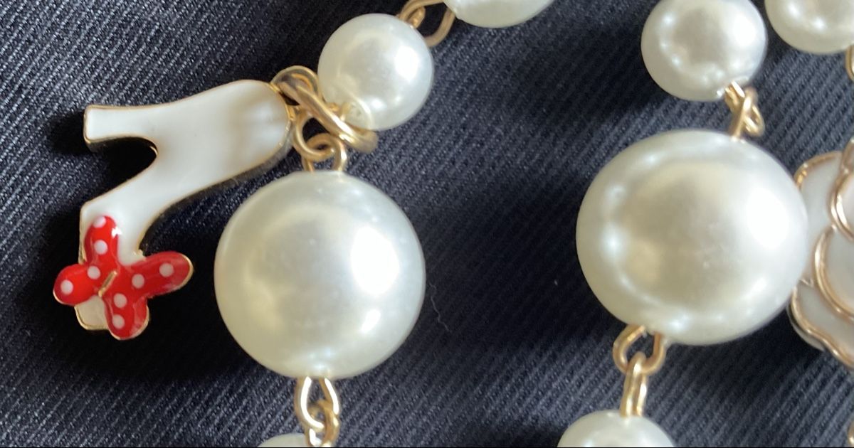 Catenine: Collier fantaisie perles multiples blanches et breloques – Nuovo (secondo la descrizione) da Corseaux venduto da Mililaforet75 7