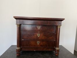 Wunderschöne Meisterkommode mit Mahagoni-Furnier