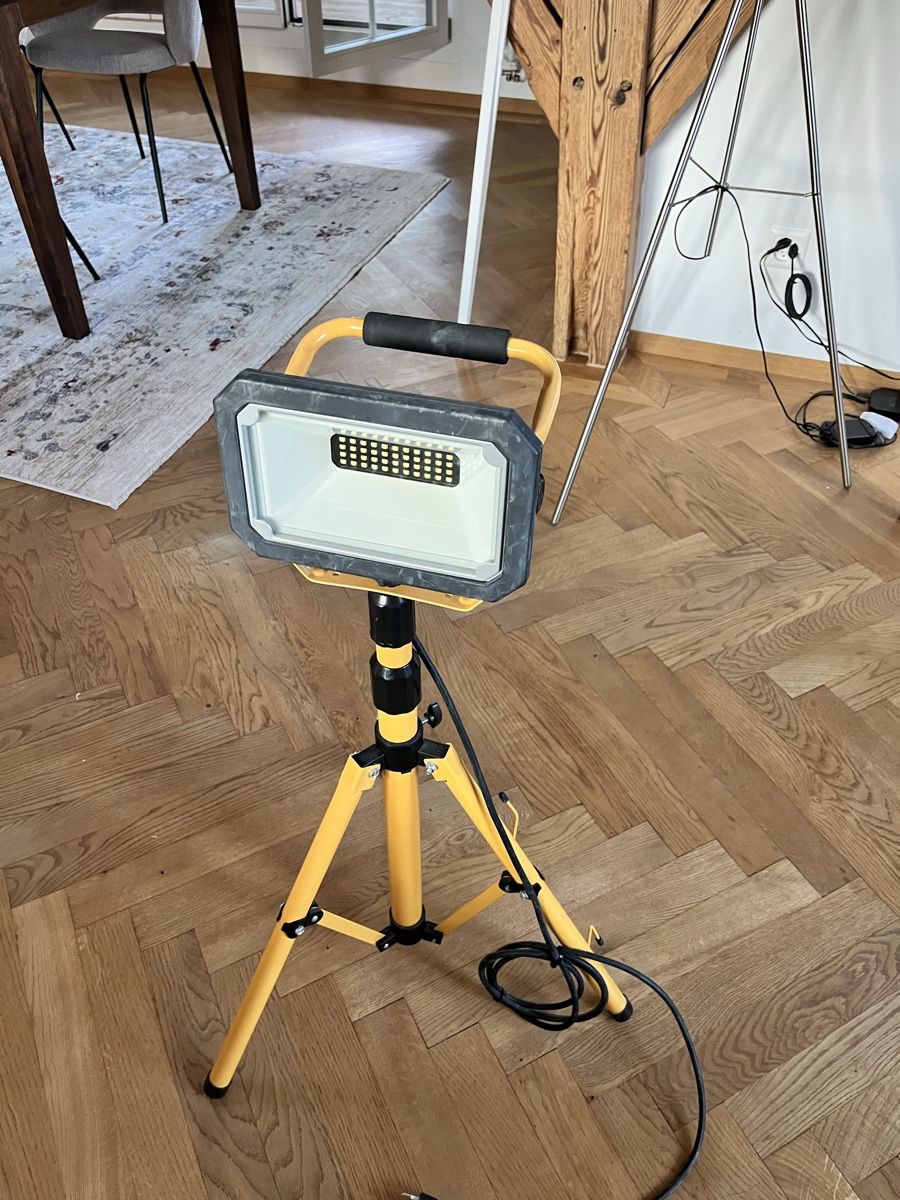 Lampade: Baustrahler 23W LED mit Stativ gebraucht – Usato da Lichtensteig venduto da swiss_entrecote