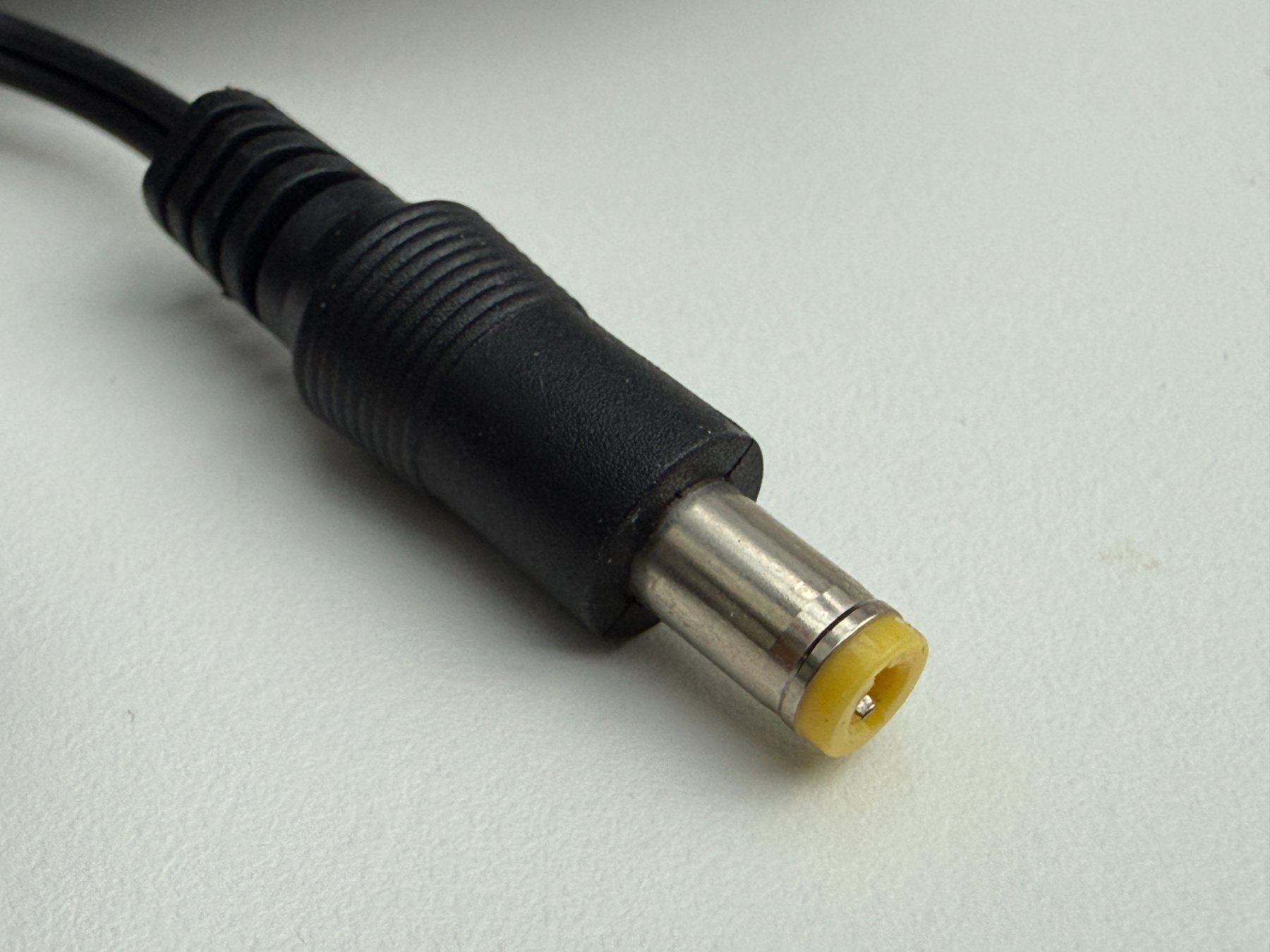Caricabatterie: Steckernetzteil 230 Volt auf Hohlstecker, 12V, 2A, Fabrikneu – Nuovo e nell'imballaggio originale da Unterengstringen venduto da Tnovus 3