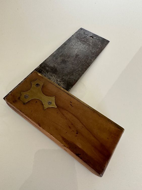 Vieille équerre de charpentier/menuisier (Gebraucht) in Clarens für CHF ...