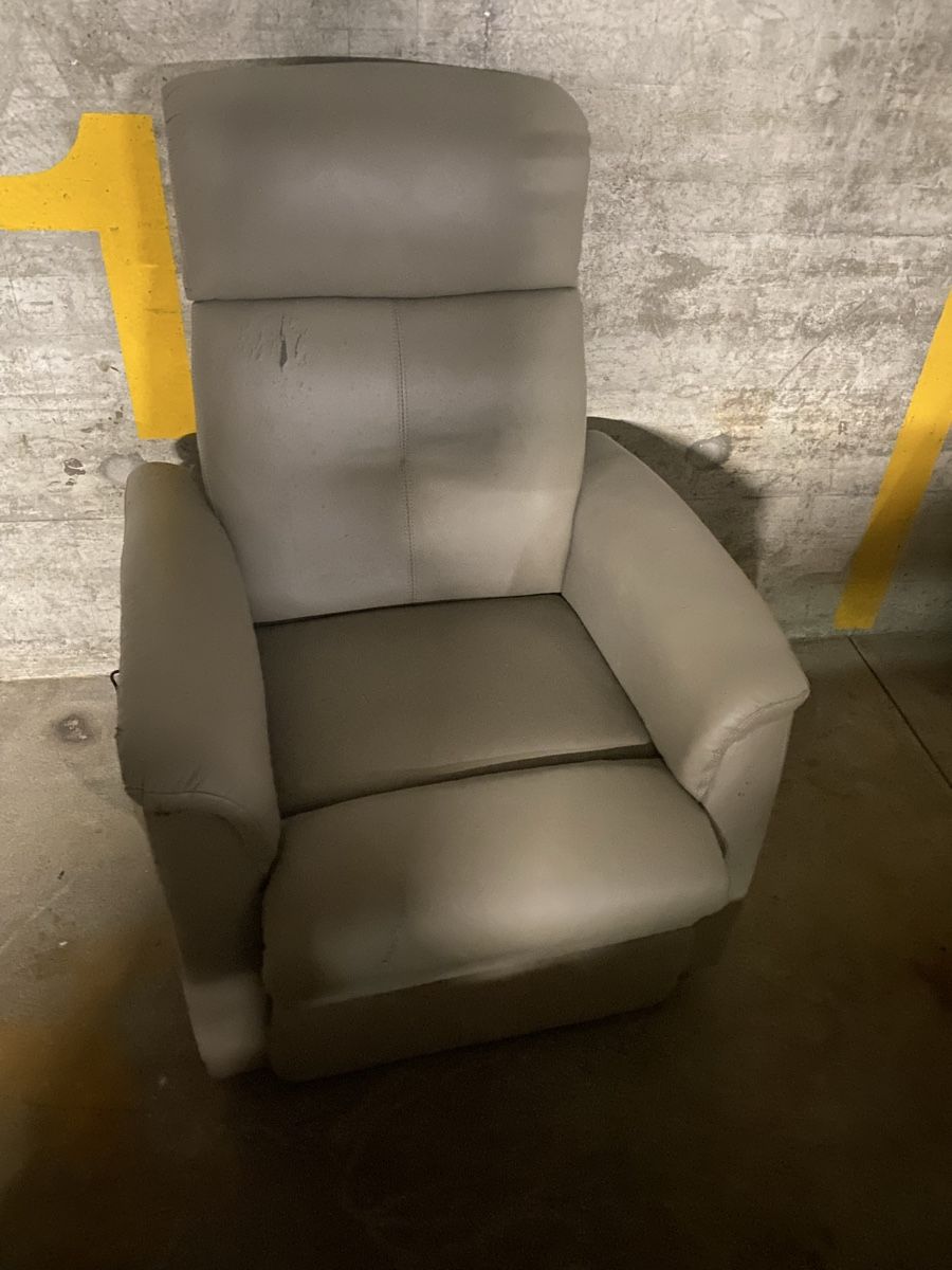 Fauteuils: Relax-Sessel mit elektr. Aufstehhilfe – Défectueux à Muri b. Bern par Chrigubern