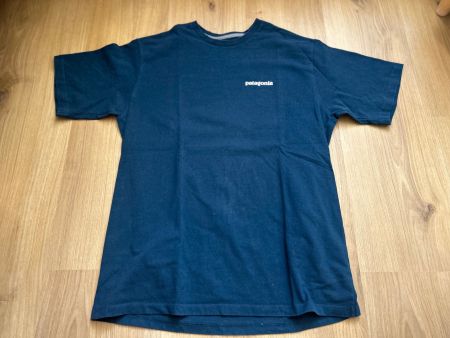 T-shirt bleu Patagonia avec marque dans le dos