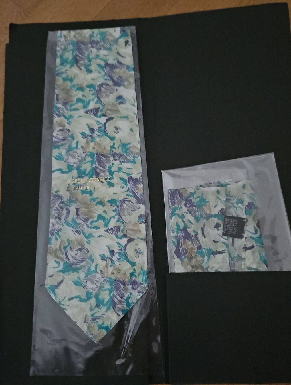 Cravates: Krawatte mit Einstecktuch Blumenmuster neu – Neuf avec emballage d'origine à Basel par fragolina08