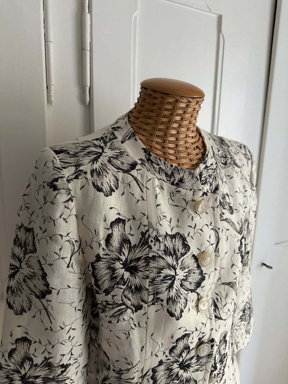 Max Mara Giacche: MAX MARA - Leinen Kurzblazer offweiss-schwarz 40 – Usato da Zürich venduto da Diazaio 1