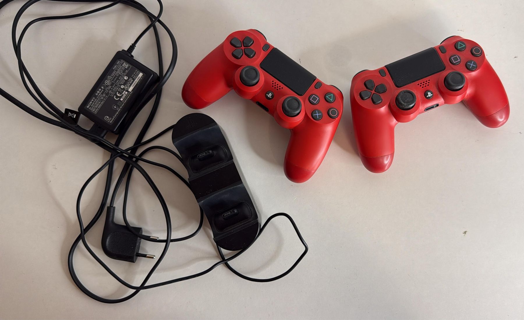 Manettes: 2x Sony PS4 Controller Dualshock 4 Rot mit Ladestation – D'occasion à Ehrendingen par lax21 5