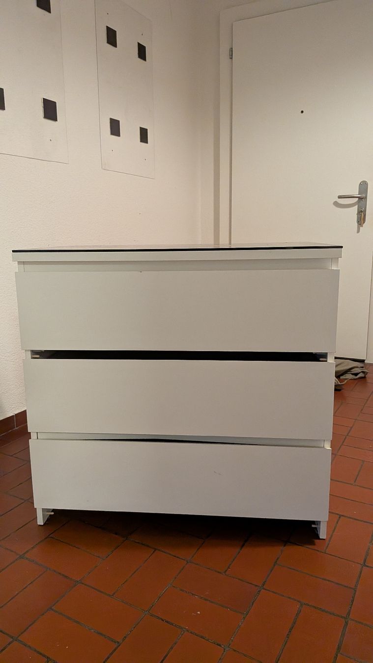 Cassettiere: Weisse Kommode mit 3 Schubladen & Glasplatte – Usato da Zürich venduto da doomsta