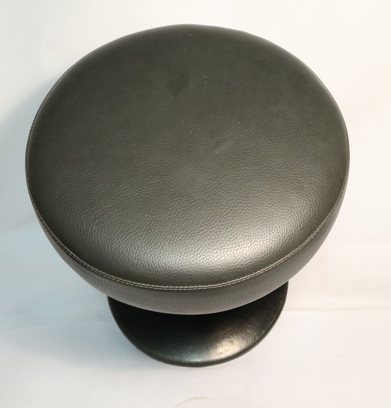 Hocker: Hocker mit Tulpenfuss Sitz , sehr schwer – Gebraucht aus Eschenbach SG von Astalavista 4