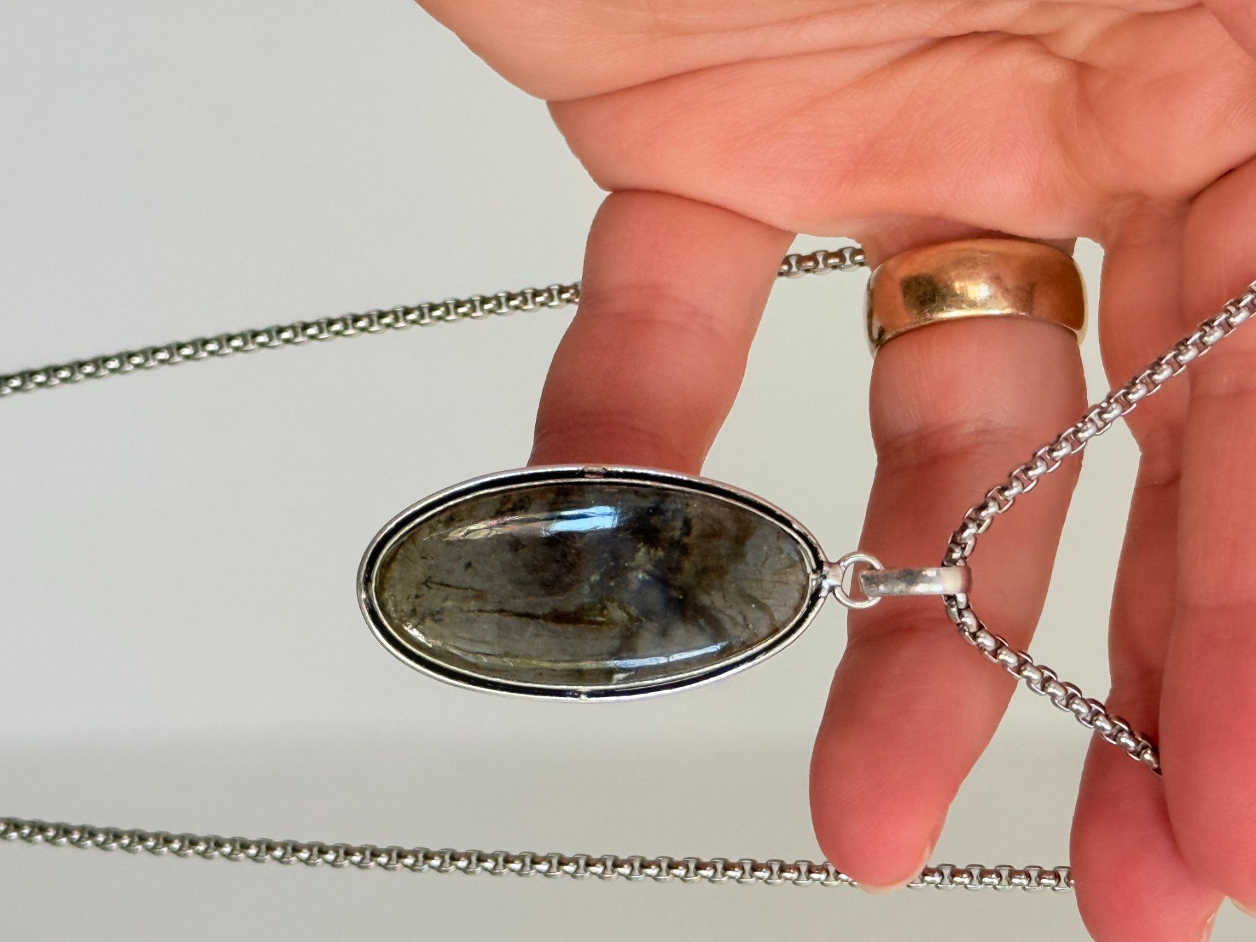 Catenine: Collier pendentif labradorite ovale – Nuovo e nell'imballaggio originale da Genève venduto da AGBERG 2