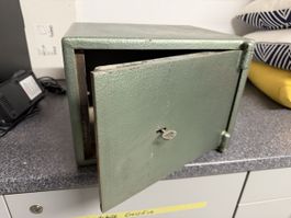 Vintage Safe, Geldschrank aus Stahl mit Schlüssel, Tresor