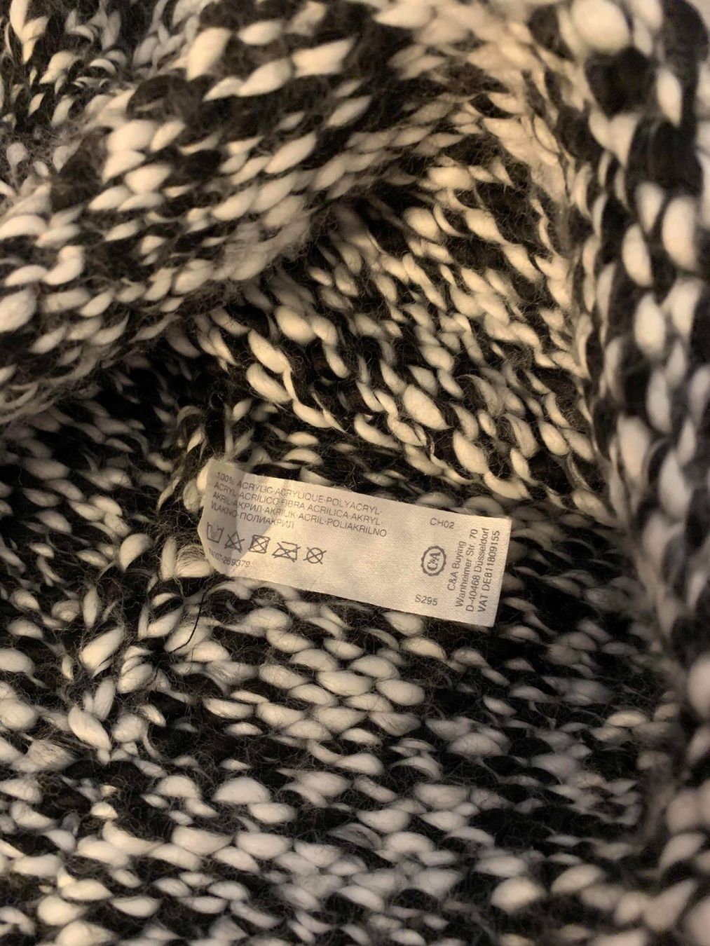 C&A Copricapi, berretti & cappellini: Beanie Schwarz/Weiss – Usato da Thalwil venduto da san_685y 3