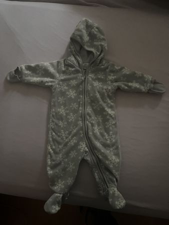 Süsser Winteroverall, Gr. 62 Schneeflocken H&M