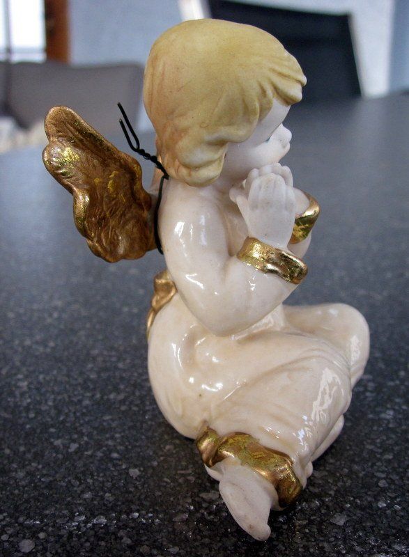 Figuren: Porzellan Engel sitzend betend – Gebraucht aus Bischofszell von Pfau0 3