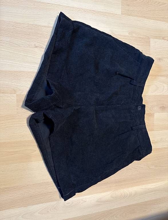 Pantaloni: Schwarze Cord- Shorts – Usato da Alchenflüh venduto da selina077