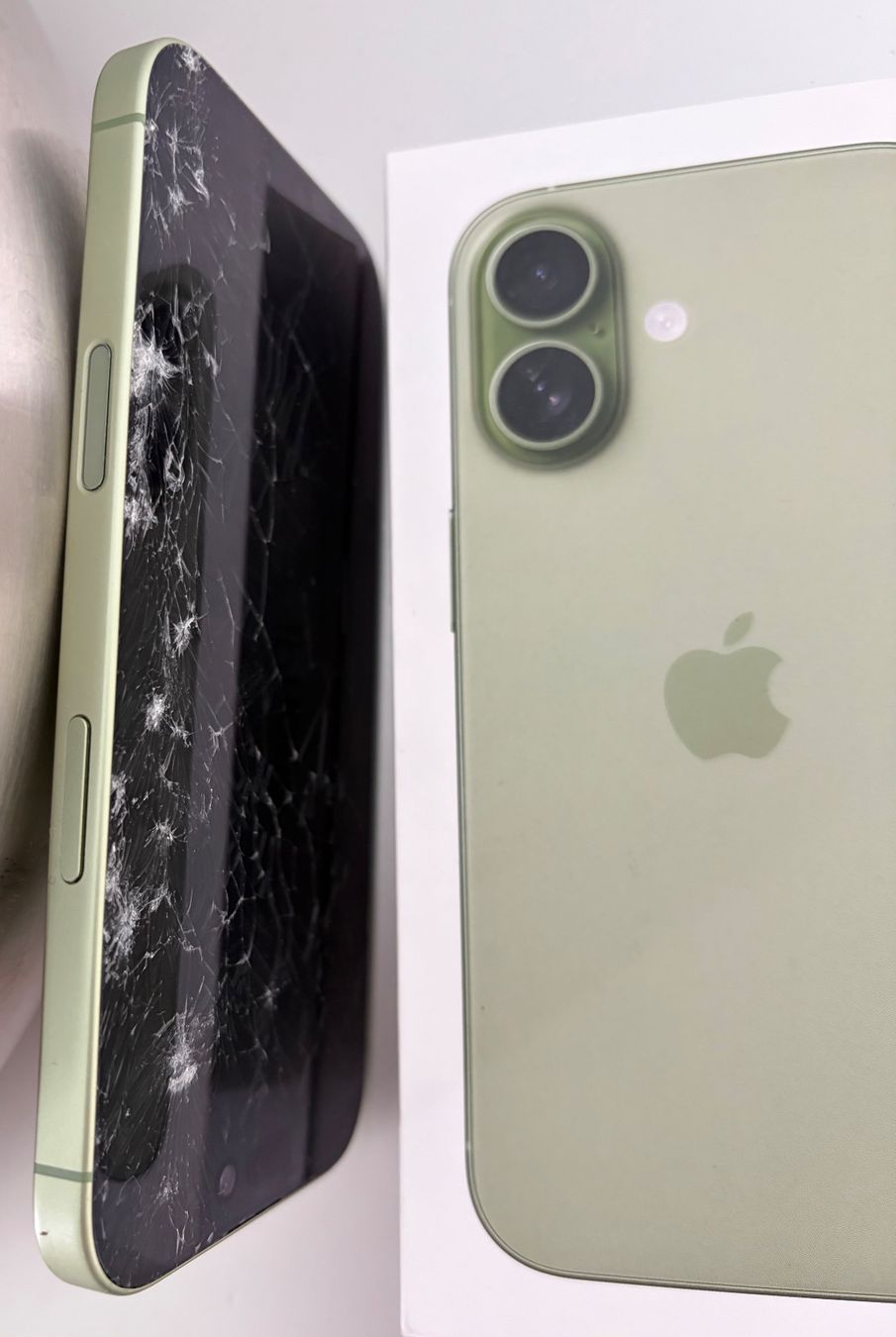 Apple Telefoni cellulari / Smartphones: iPhone 17 - Salbei - 256 GB - Display defekt – Nuovo (secondo la descrizione) da Abtwil SG venduto da Gerdgerdes 3
