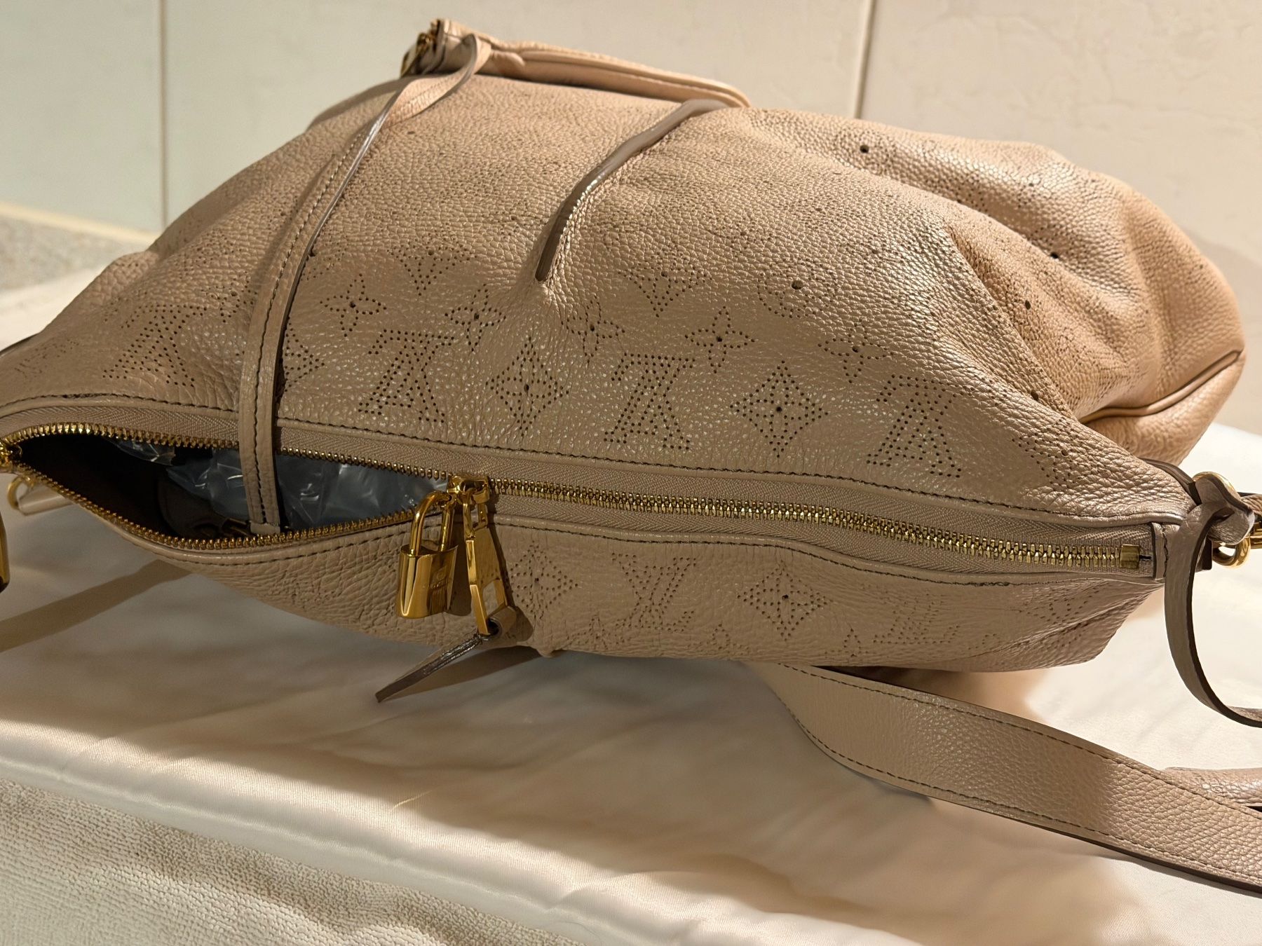 Louis Vuitton Borse da donna: LOUiS VUITTON MAHINA SELENE – Usato da Steinen venduto da FIN 8