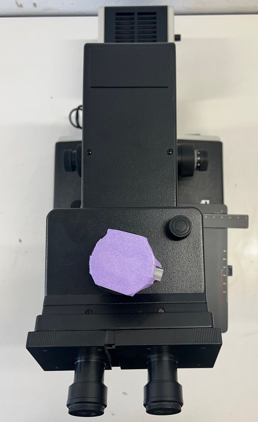 Accessori da laboratorio: Leitz Diaplan Binokularmikroskop mit Kameratubus. – Usato da Niederdorf venduto da LeptonAG_Labor 4