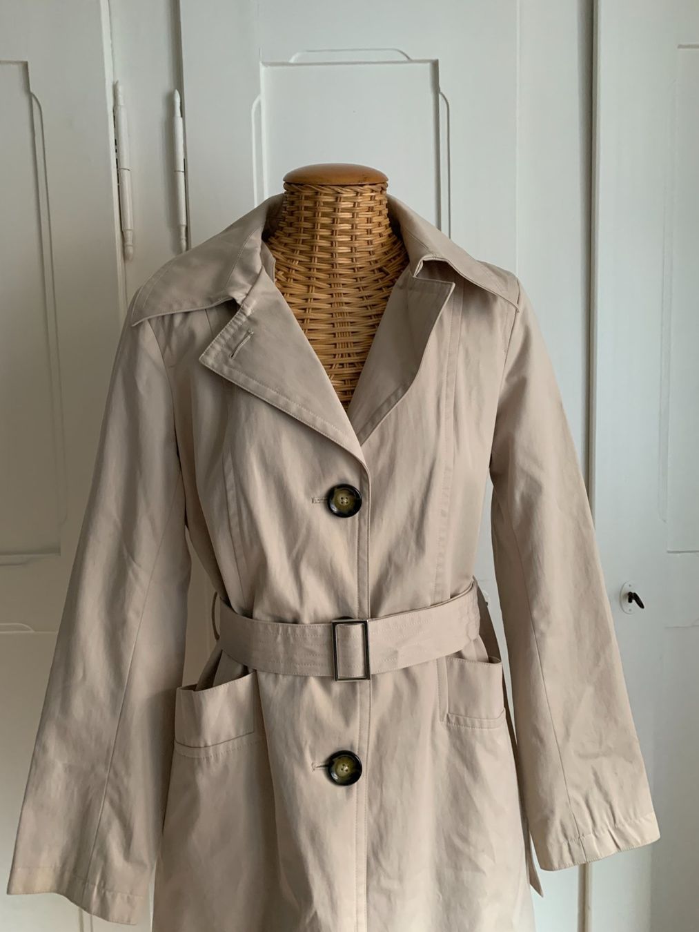Michael Kors Giacche: MICHAEL KORS - Trenchcoat Jacke beige M – Usato da Zürich venduto da Diazaio 1
