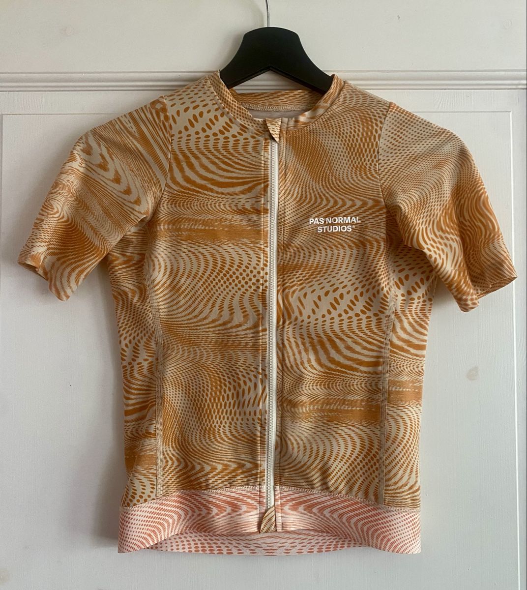 Pas Normal Studios Canottiere & Pantaloni: Pas Normal Studios Essential Cycling Jersey – Usato da Luzern venduto da Malioma 1