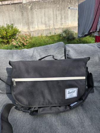Herschel Umhängetasche / Messenger Bag – Schwarz