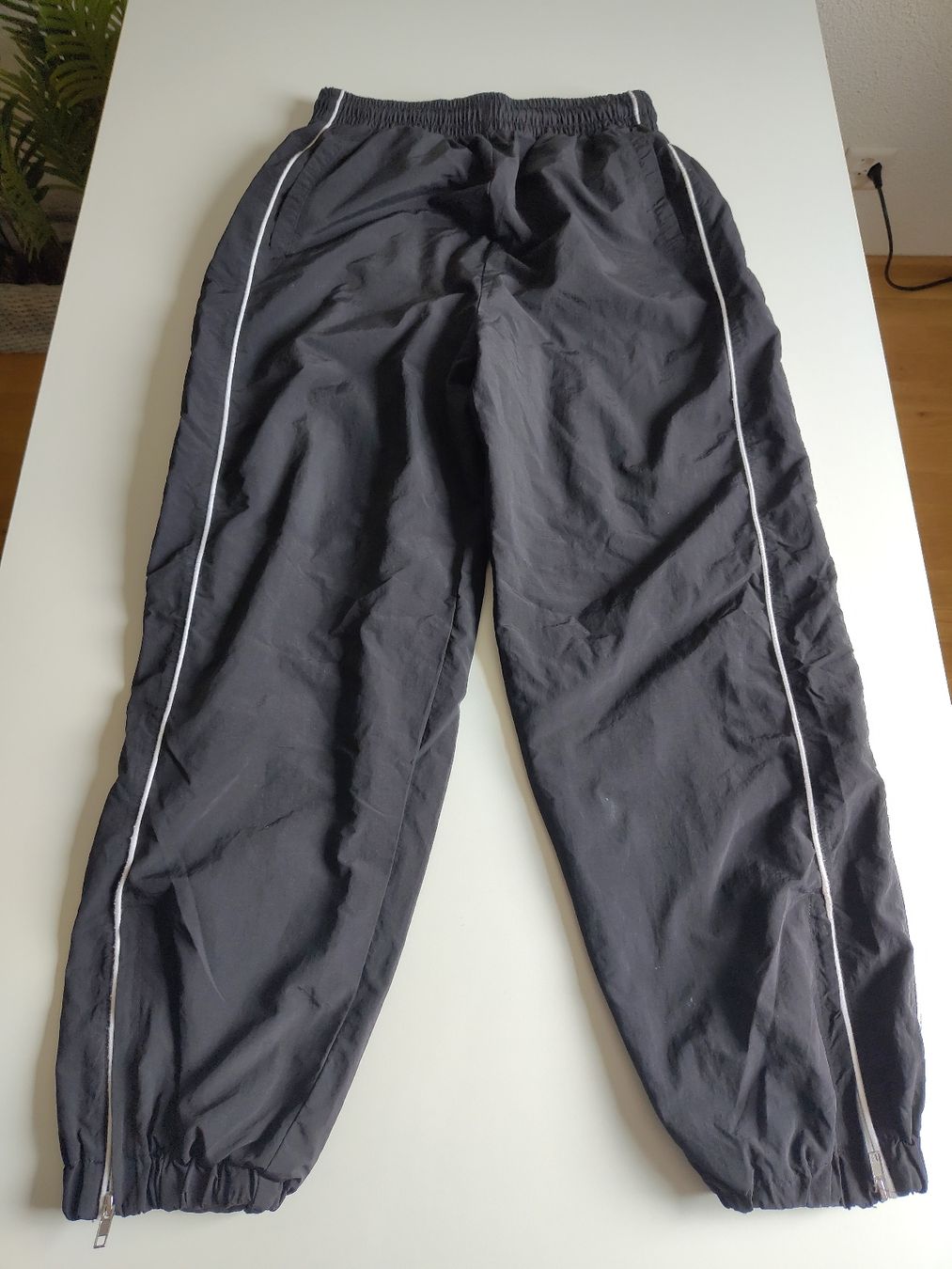Pantaloni: UNISEX TRACKPANTS SCHWARZ – Nuovo (secondo la descrizione) da Basel venduto da SECOND_LIFE_SHOP 1
