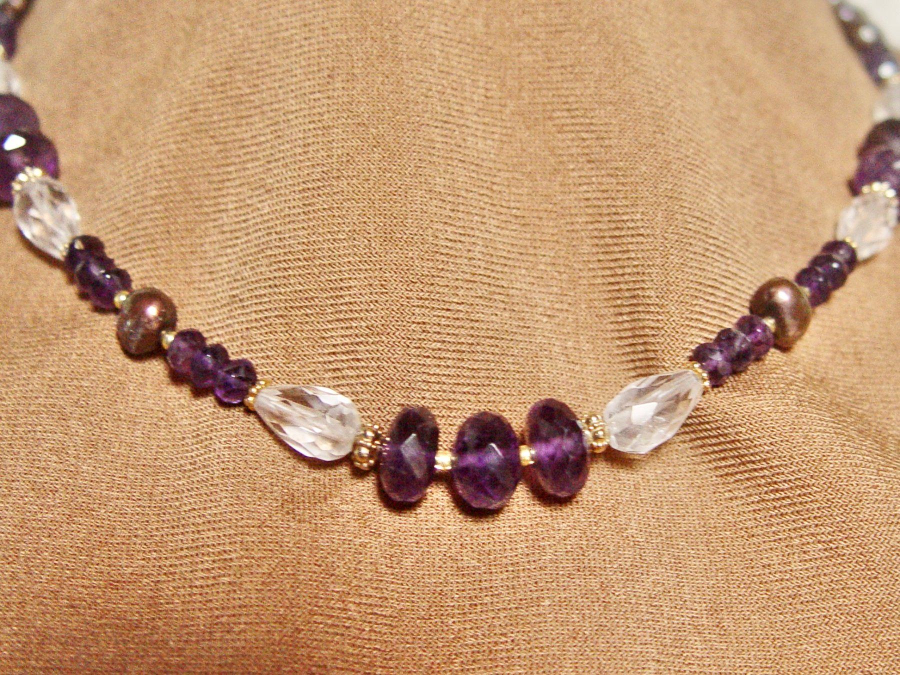 Olga Ribler Catenine: Collier Amethyst, Perlen, Bergkristall, Silber vergoldet – Usato da Henggart venduto da gernli