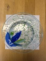 Glasschale mit bunter Verzierrung
