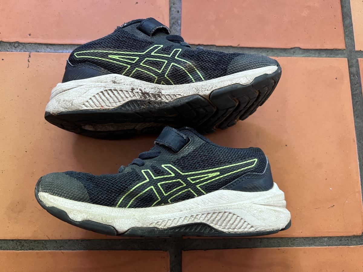Asics Schuhe für Jungen: Asics Kinder Turnschuhe Grösse 29/30 – Gebraucht aus Wohlenschwil von SmokyAnnie 3