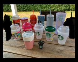 Verschiedene Starbucks Becher und 1 Schlüsselanhänger