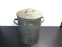 Alter verzinkter Blechkübel mit Handgriffen