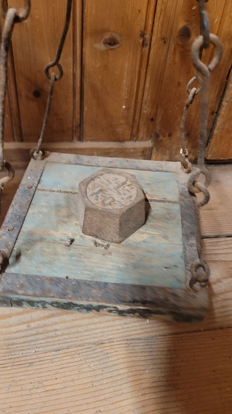 Waagen und Gewichte: alte Waage mit Gewichtsteinen – Gebraucht aus Wila von alee.o3 4