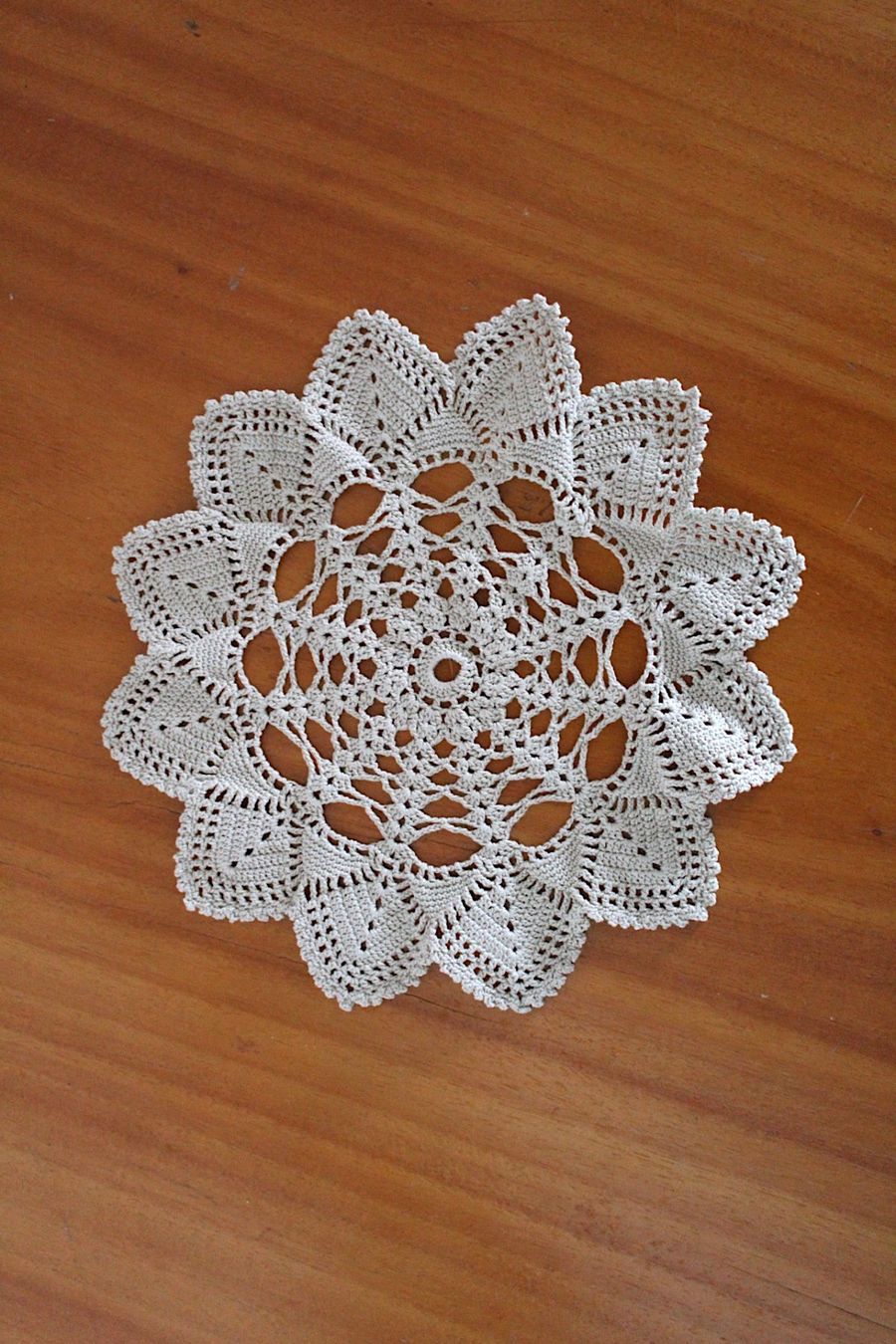 Altra biancheria da tavola: Neuwertiges  Beiges Häckeldeckchen , ca. 23.5 cm – Usato da Locarno venduto da fripui 2