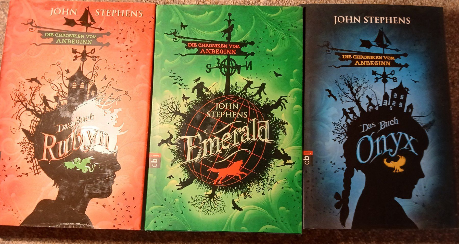 Libri: Die Chroniken vom Anbeginn Trilogie – Nuovo (secondo la descrizione) da Oberrieden venduto da sib_nkf6