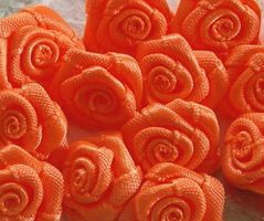 10 roses en satin ORANGE 15 mm