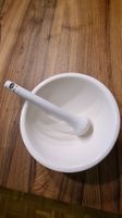 Weisser Keramik-Mörser mit Stössel