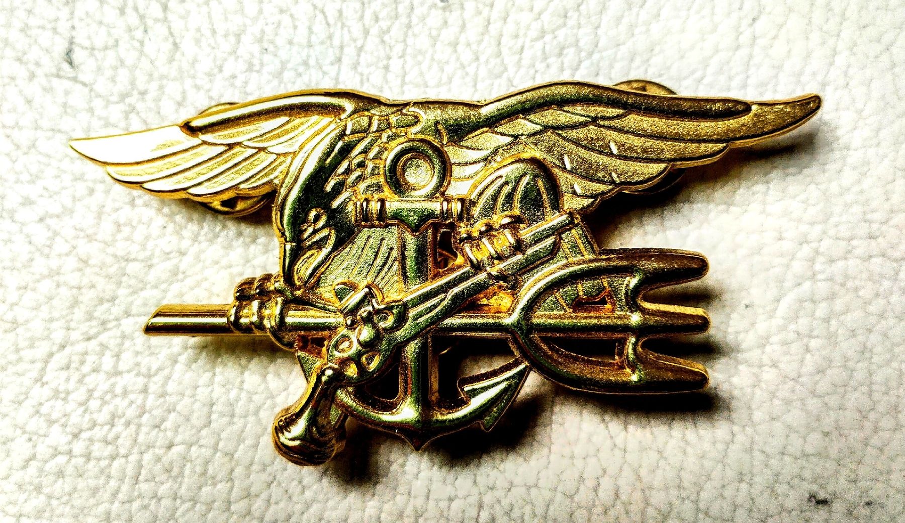 Placchette & Badge: NAVY SEALS PIN - NEU !!! – Nuovo e nell'imballaggio originale da DEGERSHEIM venduto da LACHSSTATION