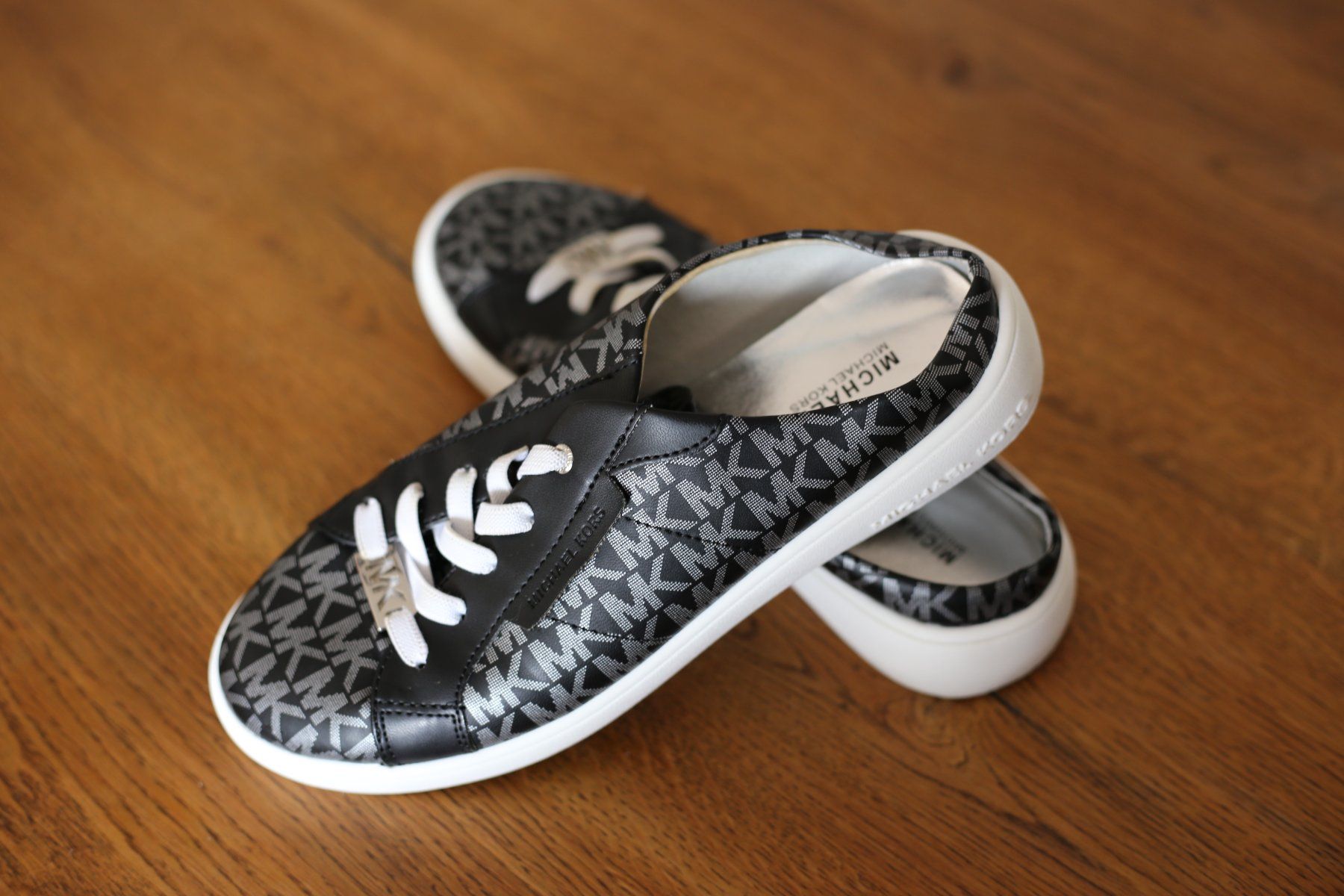 Michael Kors Scarpe da donna: Schwarze Michael Kors Damen Sneaker Grösse 36 – Usato da Ruswil venduto da deb_w5rv
