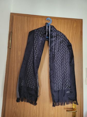 Foulard Arrow 100% soie motif plume gris anthracite