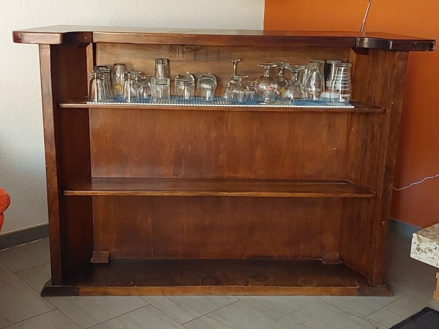 Ladenausstattungen & Messebau: BAR EN BOIS MASSIF AVEC 3 TABOURETS – Gebraucht aus St-Ursanne von djo_755s 1
