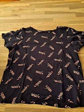 Schönes T-Shirt Grösse M zu verkaufen
