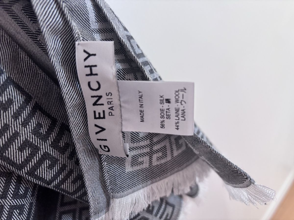 Givenchy Foulard & Sciarpe: Givenchy Autumn Scarf: Grey Designer Scarf – Nuovo (secondo la descrizione) da Zürich venduto da Grothschild 3