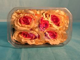 4 grosse Rosenblüten und 1 kleine, 2x Blätter